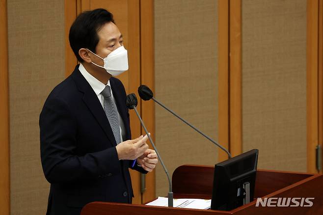 [서울=뉴시스] 백동현 기자 = 오세훈 서울시장이 16일 오전 서울 종로구 서울시의회 본회의장에서 열린 제315회 정례회 제3차 본회의에 참석해 박유진 의원 시정질문에 답변하고 있다. 2022.11.16. livertrent@newsis.com