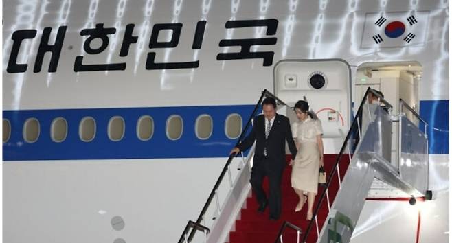 윤석열 대통령(왼쪽)과 부인 김건희 여사가 주요 20개국(G20) 정상회의 참석을 위해 13일(현지시간) 인도네시아 발리 응우라라이 국제공항에 도착해 ‘공군 1호기’에서 내리고 있다. 발리=연합뉴스