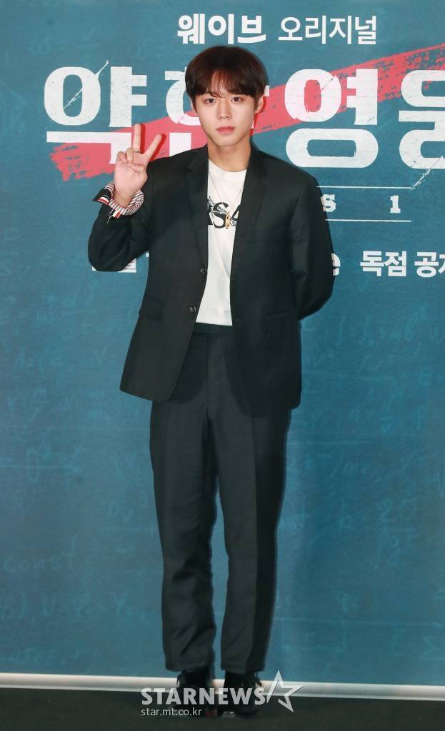 배우 박지훈이 16일 오후 서울 CGV용산아이파크몰에서 진행된 웨이브 오리지널 '약한영웅 Class 1' 시사간담회에 참석해 포즈를 취하고 있다.  상위 1% 모범생 연시은이 처음으로 친구가 된 수호, 범석과 함께 수많은 폭력에 맞서나가는 과정을 그린 약한 소년의 강한 액션 성장 드라마 '약한영웅 Class 1'은 오는 18일 공개된다. /2022.11.16 /사진=이동훈 기자 photoguy@