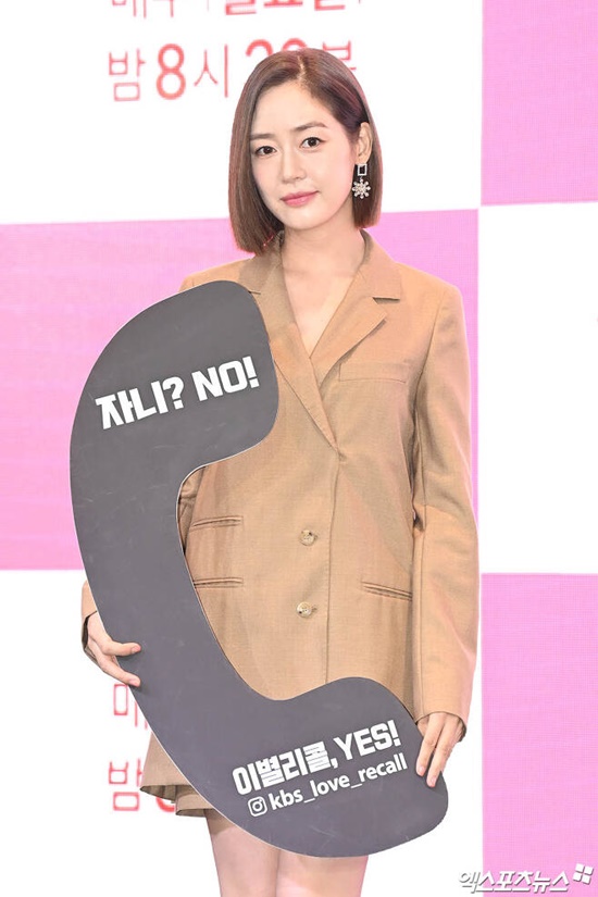Actor Sung Yu-ri gave a different explanation about his relationship with Kang Jong-hyun, who is suspected of being the real owner of Park Min-youngs former Couple and combsum.Its true that we received an investment from Bucket Studios, but after the issue of Kang was created, we decided that it was not a good choice for the corporate image, said Liael, a cosmetics company with Sung Yu-ri as its representative on the 15th.It was announced that Bucket Studios, which is represented by Kangs sister, known as the real owner of combsum, a virtual currency exchange, invested 3 billion won in Lia El, and Lia El immediately withdrew it.Sung Yu-ri suffered measles last month, being mentioned alongside the controversial Park Min-young and the former couples controversies and allegations.Kim, the head of Sung Yu-ris agency, Initial Entertainment, was suspected of holding shares of Vident, the largest shareholder of the cryptocurrency exchange combsum, and Kim is known to have borrowed more than 1 billion won from stocks worth about 1.3 billion won as collateral.At the time, Sung Yu-ri said, It is difficult to confirm the personal part, and said that she did not know whether Bucket Studios was a company related to combsum at the time of the agency contract in 2019.In particular, Sung Yu-ris name began to be mentioned along with the emphasis on his friendship with Ahn Sung-hyun, Kochi, a standing member of the national golf team, well known as Sung Yu-ris Husband, among various suspicions related to Kang.Sung Yu-ri denied that I do not know about Ahn Sung-hyuns car rental and friendship.The controversy seemed to calm down and sink, but since Bucket Studios announced that it had invested 3 billion won in Lia El, it has been argued that Sung Yu-ris explanation, which was consistently denied as Know the key, is also not transparent.Yulia El is a cosmetics manufacturer and distributor, represented by Sung Yu-ri, and Husband Ahn Sung-hyun is registered as an internal director.Although Lia ⁇ l emphasized that Sung Yu-ri was only involved in product planning, design, and marketing, and not in practical management, it continues to be pointed out that it is a poor voice to stick to a consistent position that I dont know about all the problems associated with him while being listed as a representative.Photo = DB
