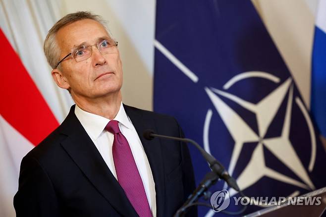 나토 깃발 앞에 선 옌스 스톨텐베르그 사무총장 [로이터 연합뉴스자료사진. 재판매 및 DB 금지]