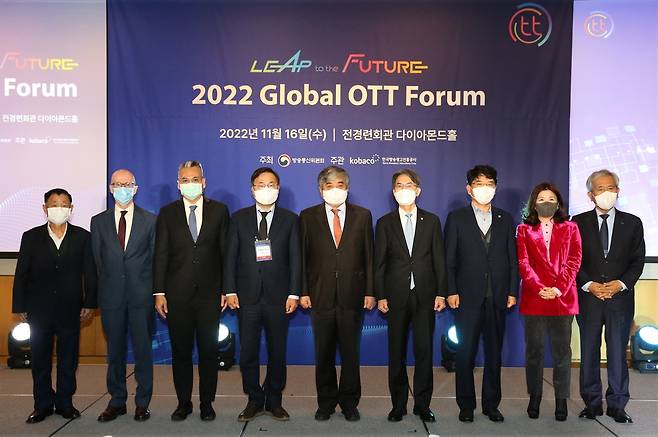 국제 OTT 포럼 참석자들 왼쪽부터 태국 PFEC Chairman Prasan Sukkaset, AVIA(아시아비디오산업협회) CEO Louis Boswell, 태국 NBTC(국가방송통신위원회) 사무차장 Pasu Srihirun, 국회 과방위 홍석준 국회의원, 방송통신위원회 위원장 한상혁, 국회 과방위 정필모 국회의원, 국회 과방위 박완주 국회의원, 파라마운트 부사장 Catherine Park, 한국방송광고진흥공사 사장 이백만 [방송통신위원회 제공. 재판매 및 DB 금지]