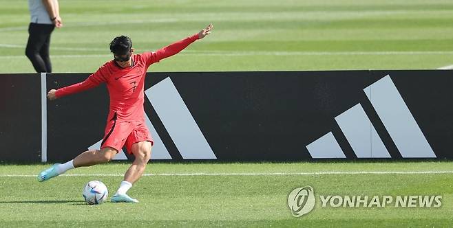 안면보호대 차고 적응훈련 시작한 손흥민 (도하=연합뉴스) 임헌정 기자 = 2022 카타르 월드컵에 출전하는 대한민국 축구 국가대표팀의 손흥민이 16일 오전(현지시간) 카타르 도하의 알에글라 훈련장에서 안면 보호대를 착용한 채로 훈련에 임하고 있다. 2022.11.16 kane@yna.co.kr