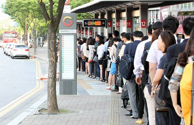 경기도 내 한 버스정거장에 광역버스를 타려는 승객들이 길게 줄서있다.(사진=연합뉴스)