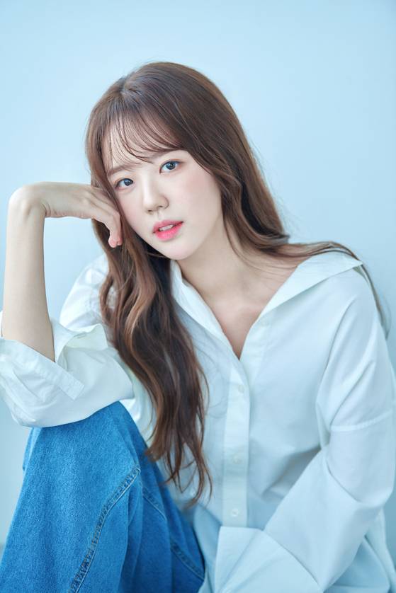 지예은.