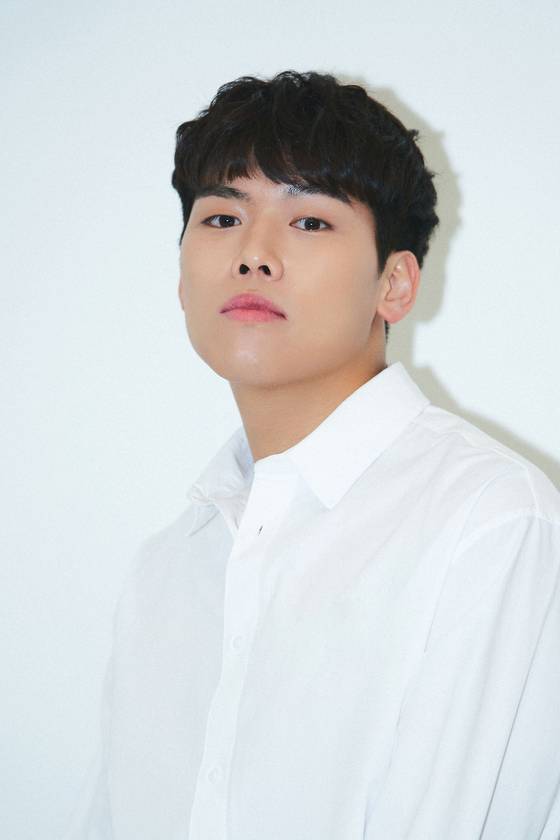 남현우.