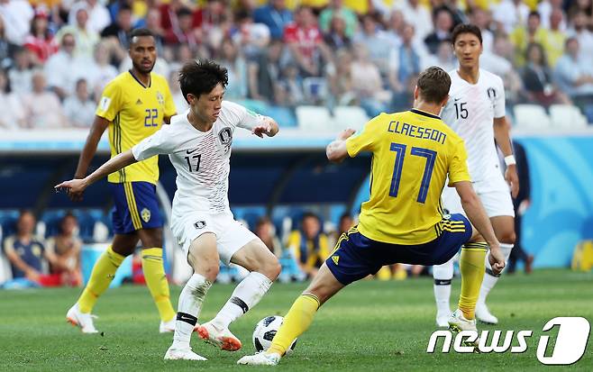 축구대표팀 이재성이 18일 오후(현지시간) 러시아 니즈니 노브고로드 스타디움에서 열린 2018 러시아 월드컵 F조 조별리그 1차전 대한민국과 스웨덴의 경기에서 패스할 곳을 찾고 있다. 2018.6.18/뉴스1 ⓒ News1 오대일 기자