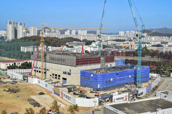 경기도 안산시 상록구 한양대학교 에리카 캠퍼스에 들어서는 카카오 제1데이터센터는 2024년 1월 가동을 목표로 공사가 한창 진행 중이다. [사진제공=카카오]