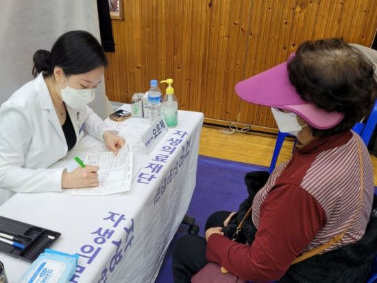 자생한방병원 의료진이 임시진료소를 찾은 고령 농민을 문진하고 있다.[사진=자생한방병원]