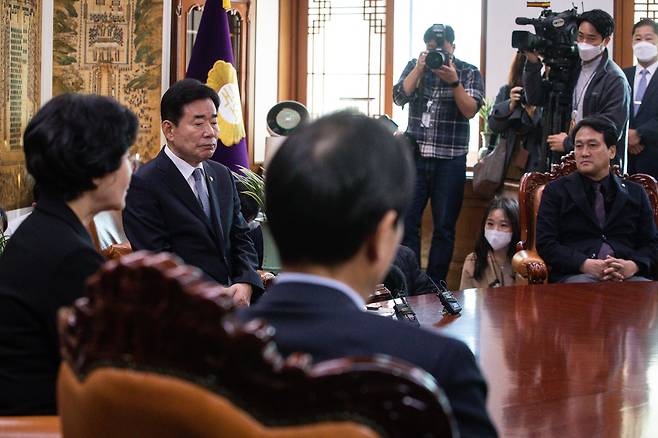 김진표 국회의장이 17일 서울 여의도 국회에서 더불어민주당 중진 의원들과 면담하고 있다./뉴스1