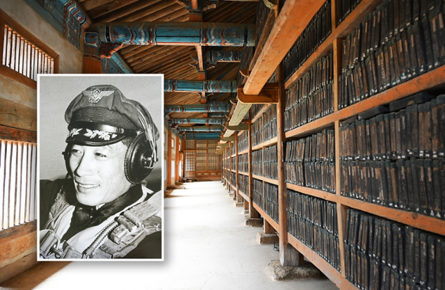 경남 합천군 해인사 장경판전에 보관된 팔만대장경. 작은 사진 속 인물은 6·25 당시 해인사 폭격 명령을 거부한 고 김영환 공군장군. 연합뉴스