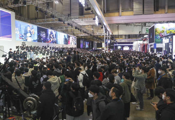 17일 부산 벡스코에서 열린 '지스타 2022'에 구름 인파가 게임을 관람하고 있다. 연합뉴스