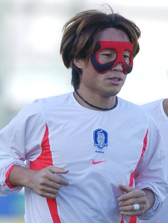 2002 한·일 월드컵 당시 ‘타이거 마스크’를 쓰고 그라운드를 누비던 김태영. [뉴스1]