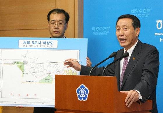 2007년 10월 5일 강무현 해양수산부 장관이 기자들에게 남북 정상회담에서 합의한 서해 수역이용 방안에 대해 설명하고 있다. 연합뉴스