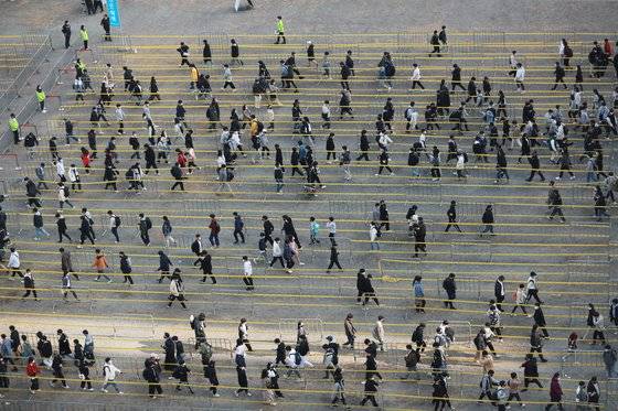 17일 부산 해운대구 벡스코에서 개막한 국내 최대 게임 전시회 지스타에서 사전예약한 관람객들이 입장권 교환을 하고 있다. 주최 측과 부산시, 경찰은 이태원 참사와 같은 안전사고 예방을 위해 안전관리 인력을 2배 늘리고 입장권 교환처와 입장 대기 공간을 분리했다. 구역별 입장 인원도 제한할 방침이다. 연합뉴스