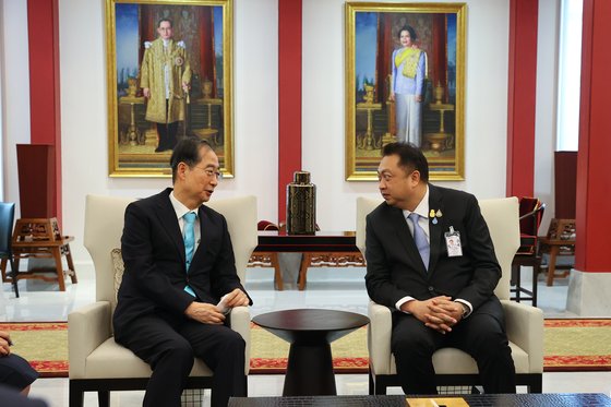 한덕수 국무총리가 17일 APEC참석을 위해 태국에 도착해 영접을 나온 태국 수찻 노동부장관과 대화를 하고 있다. 사진 국무조정실