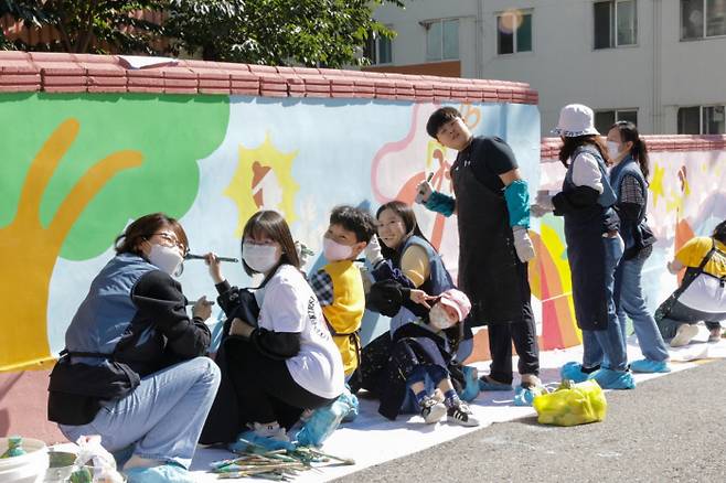 한국투자증권 직원들이 지난달 15일 인천 계양구 계양동에서 행복나눔 벽화그리기 봉사활동을 하고 있다.
