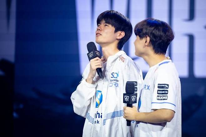 '데프트' 김혁규가 4강 진출을 확정한 뒤 눈물을 흘리고 있다.&nbsp; &nbsp;라이엇 게임즈