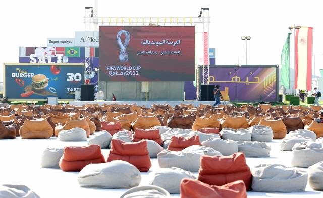 2022 카타르 월드컵 개막을 나흘 앞둔 16일(현지시간) 언론에 공개된 카타르 도하의 팬 빌리지의 야외 축구 관람 시설 모습. 연합뉴스