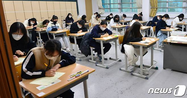 (포항=뉴스1) 최창호 기자 = 2023학년도 대학수학능력시험일인 17일 오전 시험장인 경북 포항시 남구 영일고등학교에서 수험생들이 1교시 답안지를 작성하고 있다. 2022.11.17/뉴스1  Copyright (C) 뉴스1. All rights reserved. 무단 전재 및 재배포 금지.