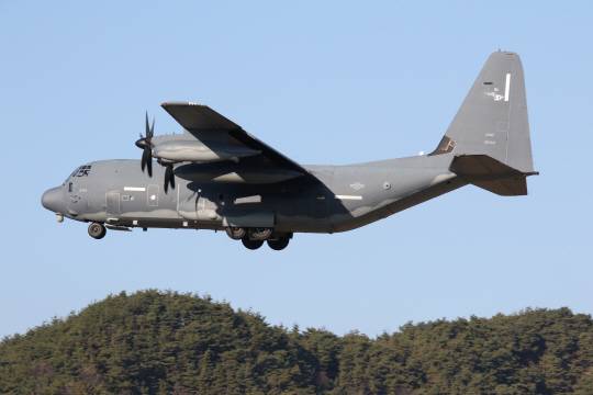 미국 델타포스, 네이비실 등 특수부대 침투용 최신형 다목적 수송기 MC-130J가 16일 오후 경북 영주시 한미 공군 주관으로 실시한 비상활주로 접근 훈련에서 일반도로 위를 30m 높이로 낮게 비행하고 있다. 디펜스타임즈 제공