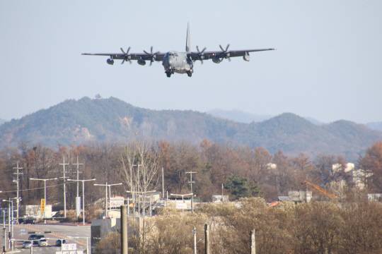 ‘팀 스피릿’훈련 후 30년 만에 실시한 한미연합 비상활주로 접근 훈련에 미군의 특수침투용 수송기가 한국에서 훈련한 것은 사상 처음이다. MC-130J 다목적 수송기는 장거리 공대지순항미사일인 AGM-158B JASSM-ER 탑재가 가능한 전폭기로 성능이 개량됐다. 디펜스 타임즈 제공