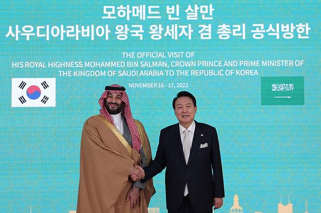 [서울=뉴시스] 윤석열 대통령이 17일 서울 모처에서 무함마드 빈 살만 사우디아라비아 왕세자 겸 총리와 만나 악수하며 기념촬영하고 있다. (사진=대통령실 제공) 2022.11.17. photo@newsis.com *재판매 및 DB 금지