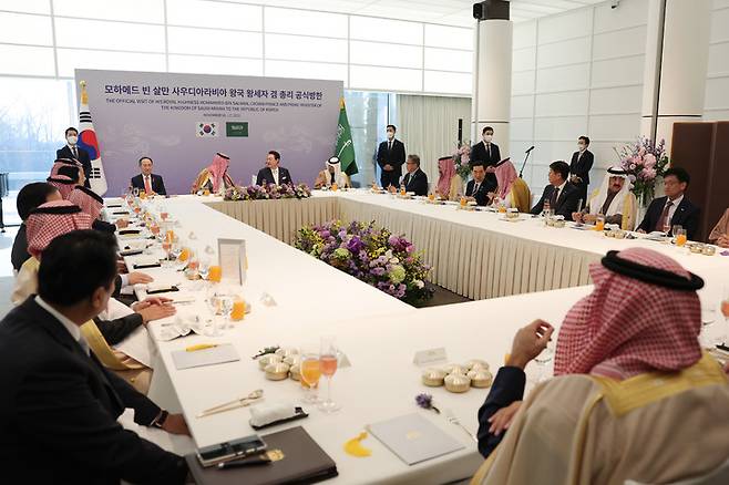 [서울=뉴시스] 윤석열 대통령이 17일 서울 모처에서 무함마드 빈 살만 사우디아라비아 왕세자와 공식 오찬을 갖고 있다. (사진=대통령실 제공) 2022.11.17. photo@newsis.com *재판매 및 DB 금지