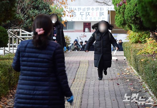 2023학년도 대학수학능력시험일인 17일 오전 서울 영등포구 여의도여자고등학교에서 수험생이 입실시간에 맞춰 뛰고 있다. 사진공동취재단