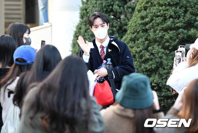 [OSEN=조은정 기자]ATBO 정승환이&nbsp;2023학년도 대학수학능력시험에 응시하기 위해 17일 시험장인 서울 송파구 문정고등학교에 들어서고 있다.&nbsp;2022.11.17 /cej@osen.co.kr