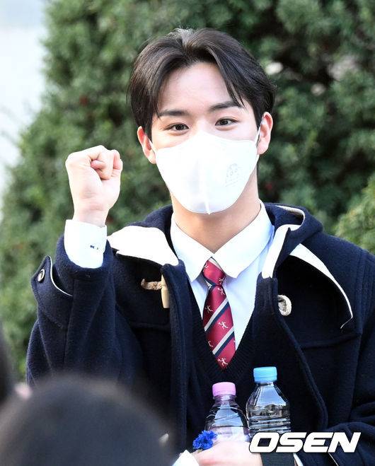 [OSEN=조은정 기자]ATBO 정승환이&nbsp;2023학년도 대학수학능력시험에 응시하기 위해 17일 시험장인 서울 송파구 문정고등학교에 들어서고 있다.&nbsp;2022.11.17 /cej@osen.co.kr