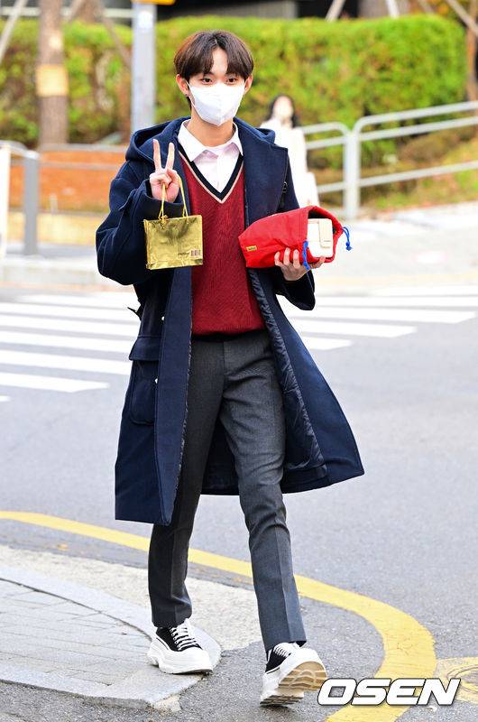 [OSEN=지형준 기자]&nbsp;그룹 ATBO(에이티비오) 원빈이&nbsp;2023학년도 대학수학능력시험에 응시하기 위해 17일 시험장인 서울 서초구 서초고등학교에 들어서고 있다. 2022.11.17 /jpnews@osen.co.kr