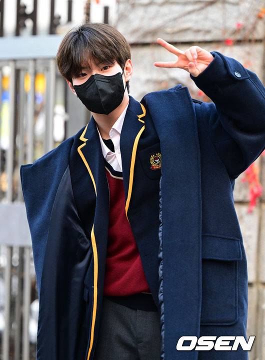 [OSEN=지형준 기자]&nbsp;그룹&nbsp;블랭키(BLNAK2Y) 소담이&nbsp;2023학년도 대학수학능력시험에 응시하기 위해 17일 시험장인 서울 서초구 서초고등학교에 들어서고 있다. 2022.11.17 /jpnews@osen.co.kr