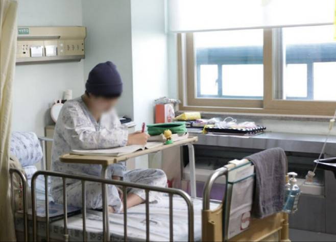 희귀난치병을 앓는 한 여고생이 고신대병원 병실에서 수능을 공부하고 있다. 고신대병원 제공