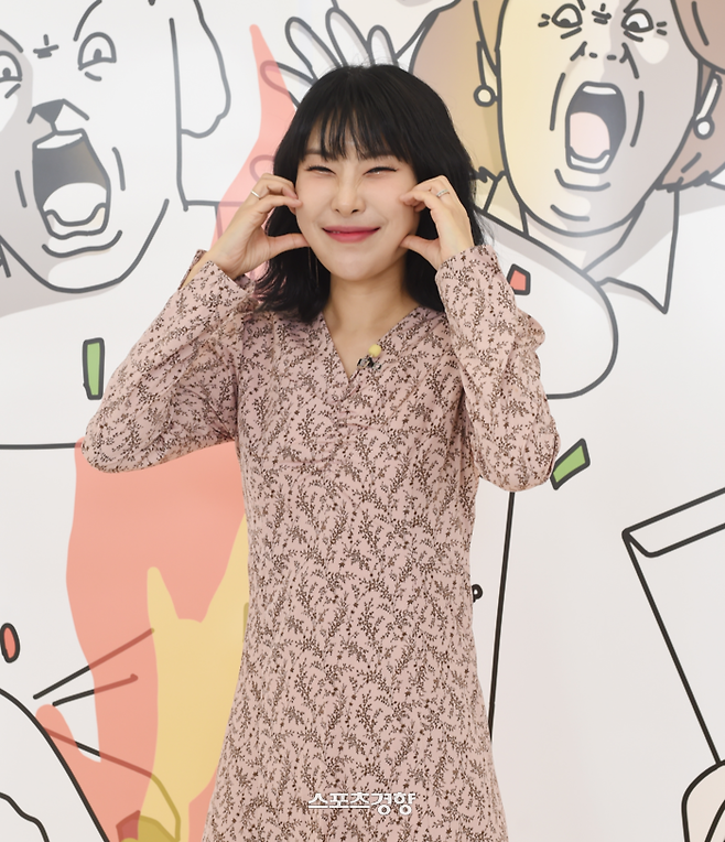 Gag Woman Lee Se-young flaunts sweet relationship with would-be mother-in-lawE-channel new entertainment program Daughter-in-law production presentation was held online on the 17th. MC Moon Se-yoon, Yuli Lee, Yang Se-chan and performers Huh Anna, Lee Sooji and Lee Se-young attended the presentation.Daughter-in-law is a compound word of Gag Woman and Daughter-in-law. It is a program that looks at the special daily life of Gag Woman Daughter-in-law and the unusual relationship with mother-in-law.Daughter-in-law, which is not a cliched relationship, is expected to emerge as a new family art that has never been seen before.Lee Se-young, who introduced himself as a bride-to-be for the fourth year, has been talking about marriage for three years, but marriage has been overshadowed as he can not go to Japan with Corona.I told my mother-in-law about Daughter-in-law, and at first I said I did not want to be burdened.Lee Se-young said, We have 1000 points. In fact, Japanese and Korean did not communicate deeply with each other.When asked what he thinks of Gag Woman Daughter-in-law in Japan, he said, I like it very much. He thinks almost like an actor.I do not have a red carpet, Laws said. I feel like Im in a comic book.In particular, Lee Se-young went to a foreign language institute because he was going to study abroad because he started the YouTube channel  ⁇  Youngpyeong TV  ⁇  thanks to the preliminary groom. It was Boy friend who opened the door on the first day.Boy friend was an international student who came to study Korean, and recalled his first meeting. Boy friend found out that I was Gag Woman six months after dating.After that, Boy friend said, Ill help you, so why do not you try YouTube? I confessed that I started YouTube Youngpyeong TV now.Finally, Lee Se-young is like a real mother. I want you to love me a lot. On the other hand, Daughter-in-law will be broadcasted at 8:50 pm on the 17th.