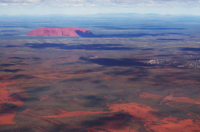 상공에서 바라본 울루루(에어즈락). 우측의 마을 단지도 집어삼킬 듯한 거대한 크기를 자랑한다.