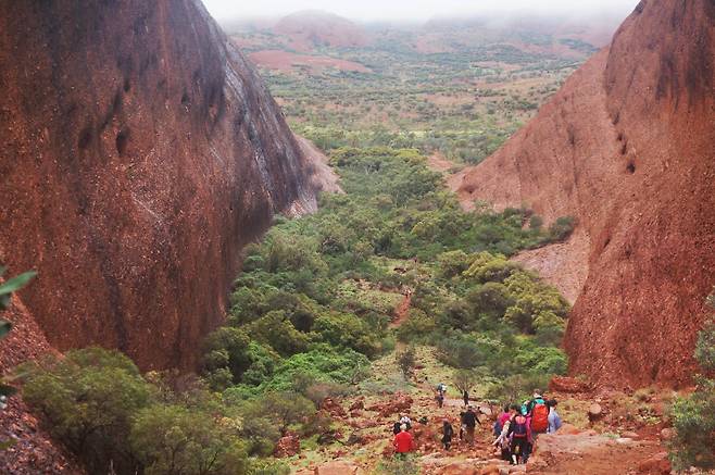 돔 모양의 바위 골짜기들 사이에 조성된 '바람의 계곡' 트래킹 코스