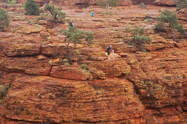 부서질 듯한 기암괴석 위를 걸어 다니는 사람들의 모습이 아찔해 보일 정도이다.