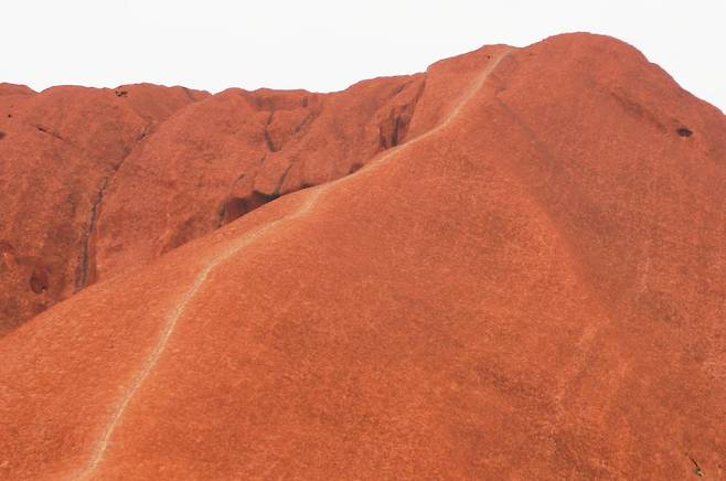 2019년 10월부터 울루루 등반이 영구히 금지되었으나 그 흔적이 남아 있어 안타까움을 자아낸다.