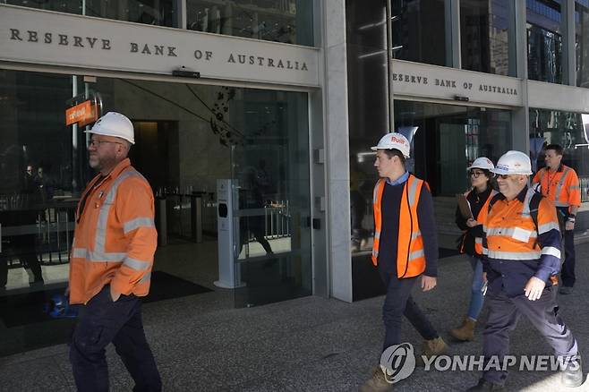 호주 시드니 도심에 있는 호주중앙은행(RBA) 건물 앞을 지나는 노동자들 (AP=연합뉴스)