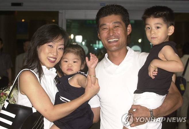 `바람의 아들' 이종범 귀국 2001년 일본에서 귀국한 이종범 코치 가족. 맨 왼쪽부터 정연희 씨, 이가현 씨, 이종범 코치, 이정후. [연합뉴스 자료사진]