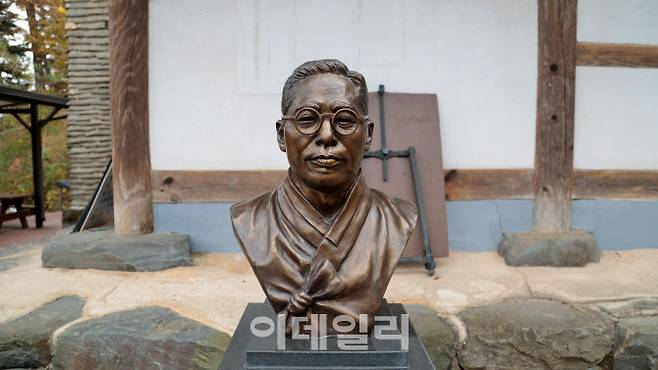 마곡사 백련암 김구 흉상