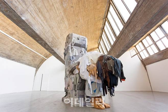 인슈전의 ‘트로이인’(Trojan·2016∼2017). 비행기에서 비상상황을 맞았을 때 좌석에 앉아 자신을 보호하기 위한 자세를 취한 여인을 형상화했다. 그리스·로마신화의 ‘트로이목마’를 떠올리게 하는 작품명, 높이 6m에 육박하는 압도적 규모 등이 거대한 위협을 맞닥뜨린 긴박한 상황을 자동연상케 한다. 환경문제, 경제위기, 전쟁·테러 등 지구적 위협 외에 많은 중국 예술가가 처해 있는 상태를 비유한 비틀린 아이콘이란 해석도 있다. 철골·헌옷, 570×220×470㎝, ⓒ인슈전·페이스갤러리 제공.