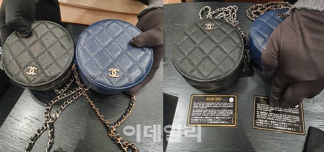 ▲지난 5일 명품감정사가 샤넬 캐비어 클래식 라운드 미니 크로스백을 감정하고 있다. 사진 중 블랙(정동품 가품), 네이비(진품). 오른쪽 사진에서 보증 카드 테두리 색깔을 보면 가품은 진한 노란색을, 진품은 금색을 띤다. (사진=백주아 기자)