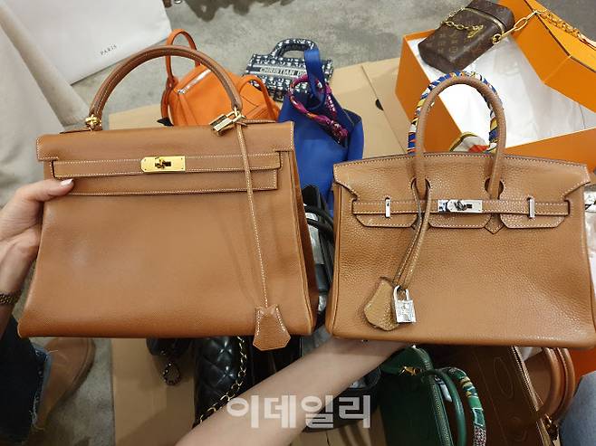 ▲에르메스 켈리백(왼쪽 진품)과 버킨백(오른쪽 가품-A급). (사진=백주아 기자)