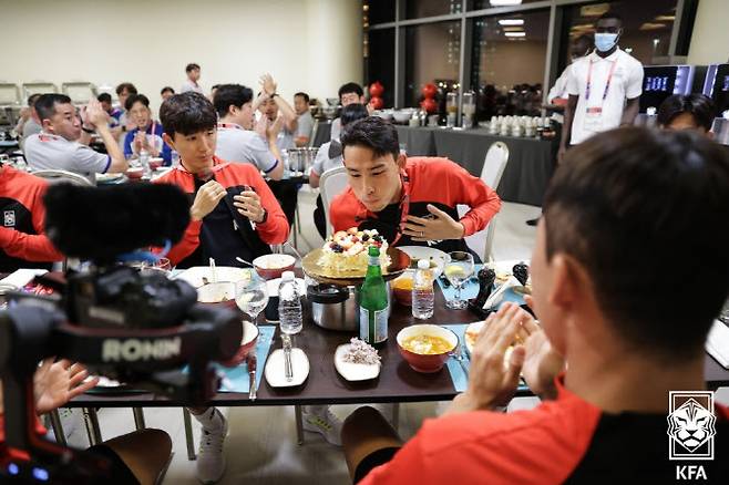 숙소 식당에서 생일 케이크 촛불 끄는 조유민(사진=대한축구협회 제공)