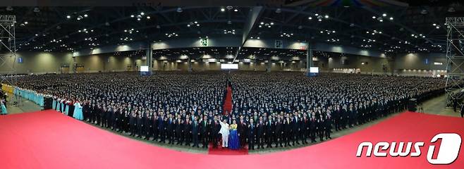 2019년 11월 10일 일산 킨텍스에서 열렸던 신천지예수교 증거장막성전 110기 수료식 모습. 신천지측은 오는 20일 대구스타디움에서 113기 수료식을 열기로 해 대구에 비상이 걸렸다. (신천지 홈페이지 갈무리) ⓒ 뉴스1