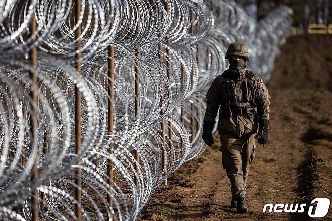 3일(현지시간) 폴란드 군인이 러시아의 역외 영토인 칼리닌그라드 국경에 설치한 철조망 장벽을 순찰하고 있다. ⓒ AFP=뉴스1 ⓒ News1 우동명 기자