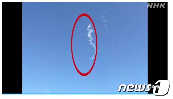 (서울=뉴스1) 정윤영 기자 = 일본 방위성은 북한의 미사일의 낙하 추정 시각인 18일 오전 11시 23분쯤 홋카이도 서쪽을 비행하던 항공자위대 전투기가 촬영한 영상과 사진을 공개했다. (NHK 갈무리)
