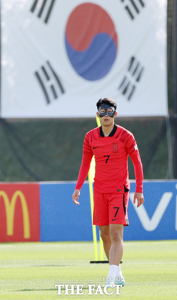 대한민국 축구대표팀 주장 손흥민이 16일(현지시간) 카타르 도하 알 에글라 트레이닝센터에서 수술 보호를 위한 '검은 마스크'를 쓰고 훈련을 하고 있다. /도하=뉴시스